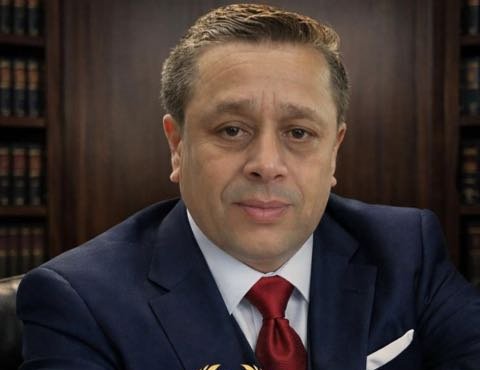 Dr. Leandro Santos, advogado, em seu escritório