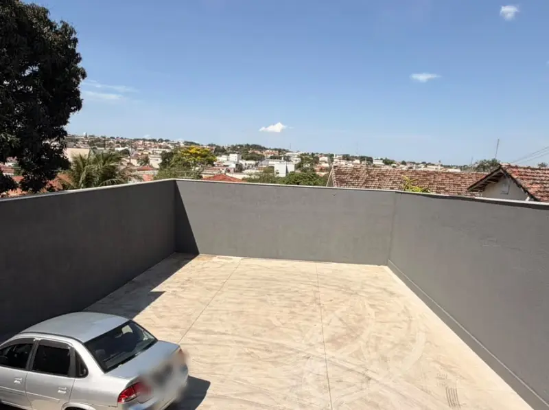 Vista das vagas do estacionamento nos fundos do escritório