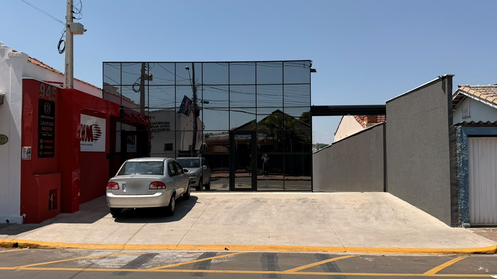 Fachada do escritório na Rua Malaquias Guerra, 945, com estacionamento em frente