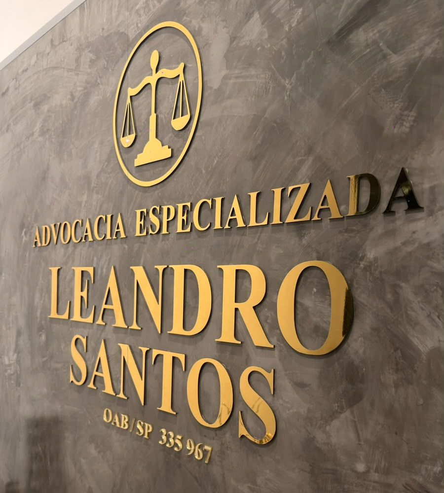 Painel com o nome Advocacia Especializada Leandro Santos na recepção do escritório
